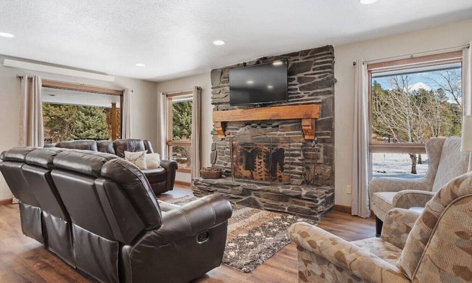 Custer Cabin | Barrel Springs ★ Secluded Stay in a Wonderful Creekside Getaway ★