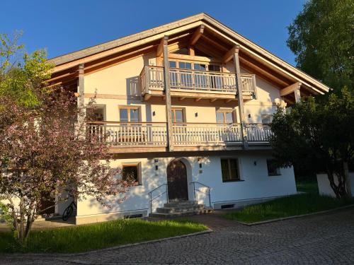 Oberammergau Apartment | Barrierefreie 3-Zi.-Ferienwohnung mit Gartenzugang in ruhiger, zentrumsnaher Lage