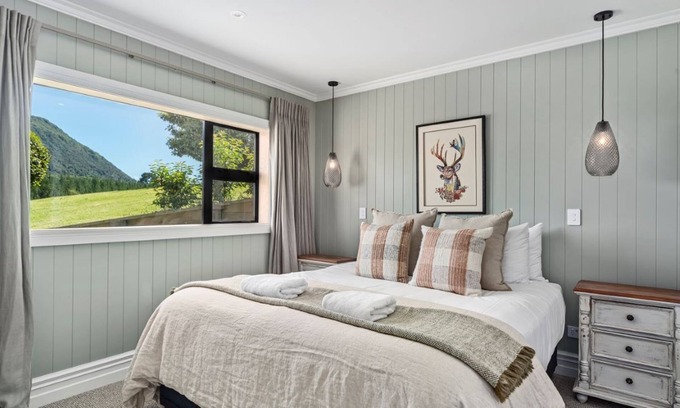 Taupo House | Base: $2 Extra: $30 4 Deborah Rise