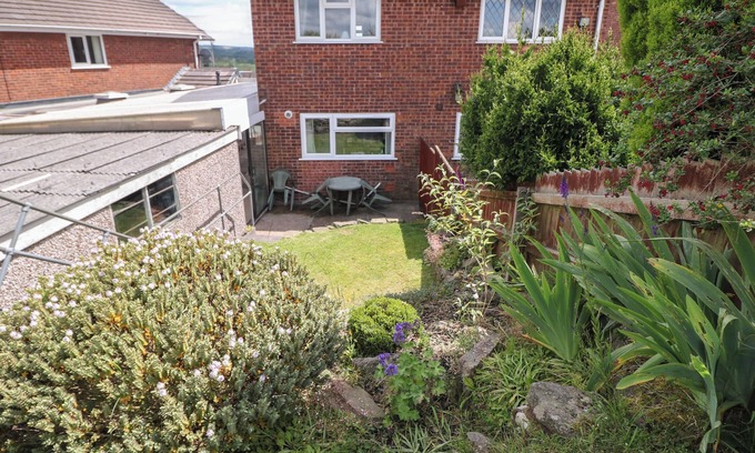 Leek Cottage | BASFORD VIEW, family friendly, with a garden in Cheddleton
