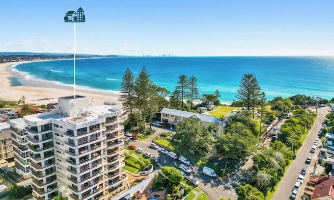 Coolangatta Apartment | Bask in Beach Luxury!