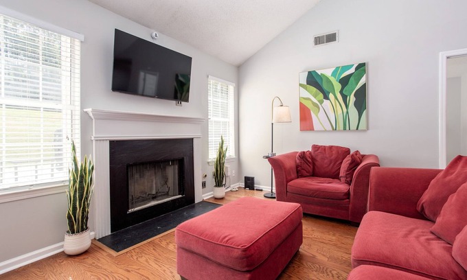 Decatur House | Basketball Court! Cozy & Cute 3 Bedroom House in Decatur