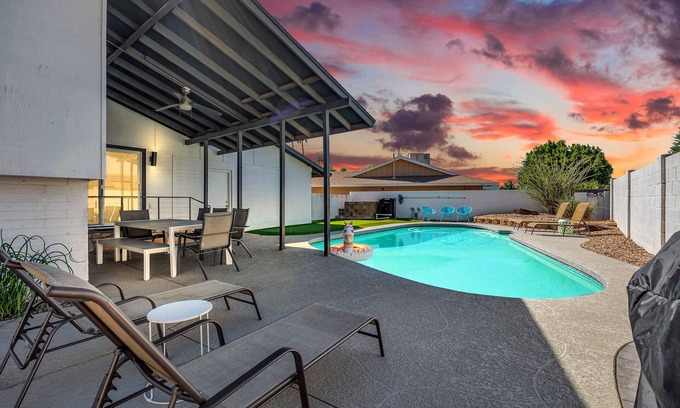 Village Grove House | Basketball Hoop, Pool & Putting Green, Perfect for Large Groups and Families!
