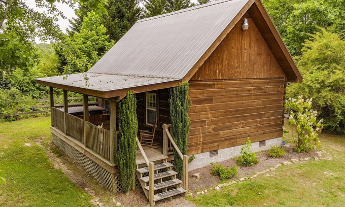 Fort Payne Cabin | BASS CABIN w/Hot Tub - Get Away From It All!