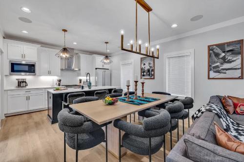 Berry Hill House | Bass - Private Rooftop - 8 mins to Broadway
