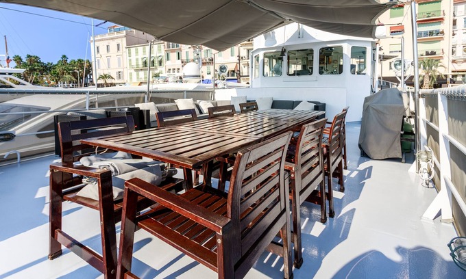 Cannes Old Town Boat Rental | Bateau au Port de Cannes et vue Panoramique