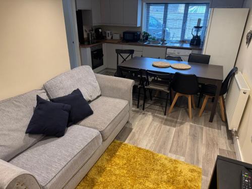 Hanham House | Bath rd villa