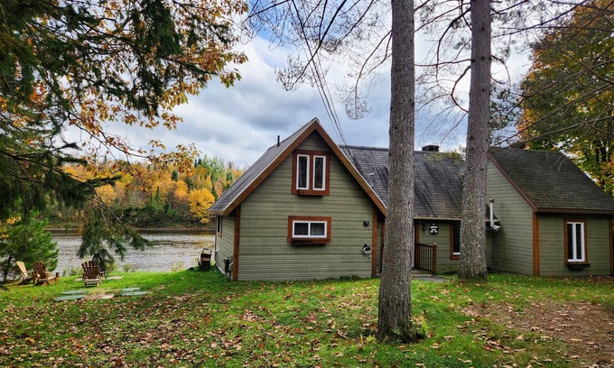 Mauricie Ski Chalet | Batiscan Riverside Nature Getaway in Mauricie - Hot tub, view & relaxation