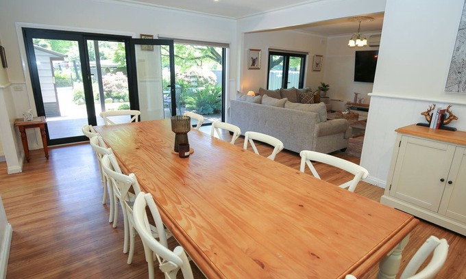 Bright House | Battenberg at Bright : Dog friendly family oasis