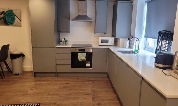 Vauxhall Apartment | Batterseaflat/sleeps6/refurbished/tv