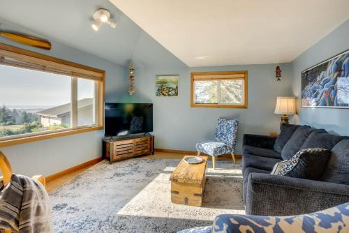 Waldport House | Bay and Horizon Views! Dog Friendly! Crabbing and Fishing Close By!