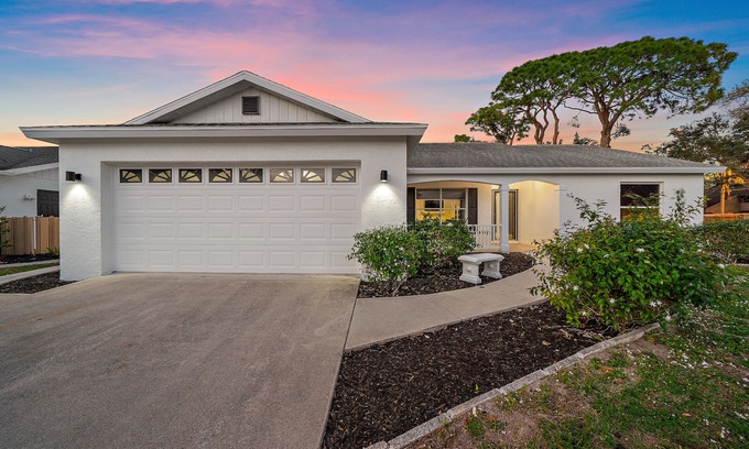 Arlington Park House | Bay Bliss Bungalow | 65" Smart TV, Lanai + Electric Bikes!