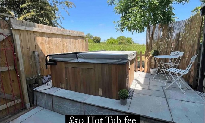 Snitterfield House | Bay Cottage, Hot Tub