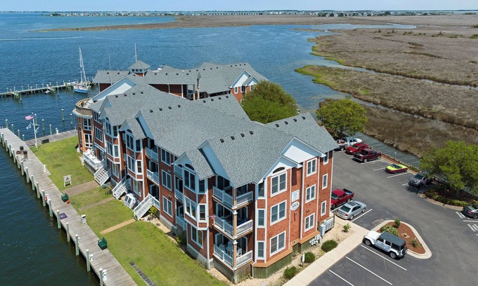 Manteo Condo | Bay Dream: Waterfront Penthouse | Pool Access