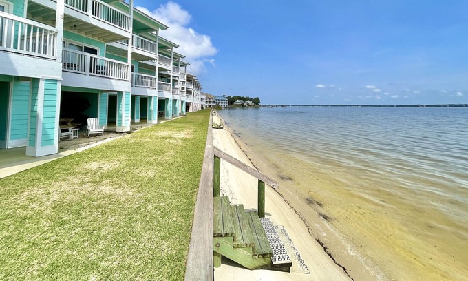 Innerarity Townhomes House | Bay Paradise: Waterfront Unit with Kayaks & SUPs!
