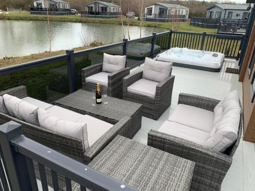 Woodhall Spa Apartment | Bay Tree Lodge: Lakeside lodge w/hot tub & cinema surround sound