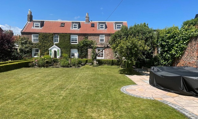 Sewerby House | Bay View House, Luxury Coastal Retreat, Sea Views , Hot Tub and Private Parking
