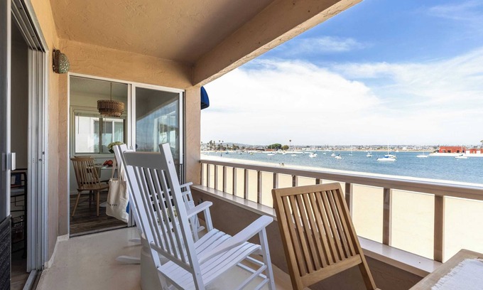 Mission Beach House | Bay View I by Avantstay Stylish Mission Beach Home on the Sand!
