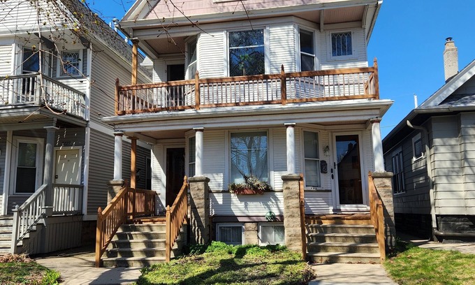 Bay View Apartment | Bay View Milwaukee beauty, walk to most, w WiFi and central heat/AC