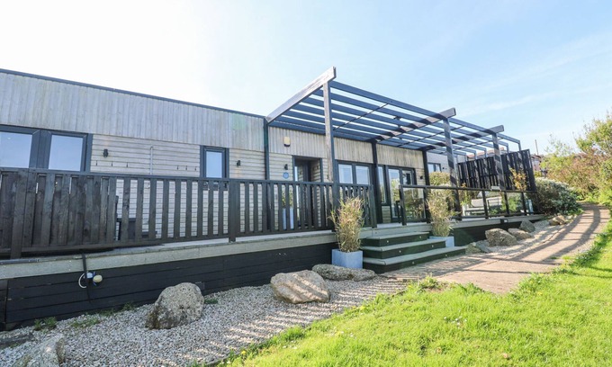 Portreath Cottage | BAY VIEW, pet friendly, with pool in Portreath