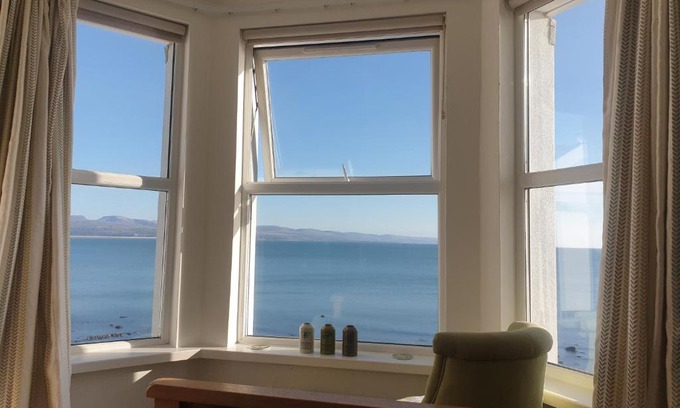 Criccieth House | Bay View, Sleeps 18, 7 Bedrooms, 7 Bathrooms, Seafront, Criccieth