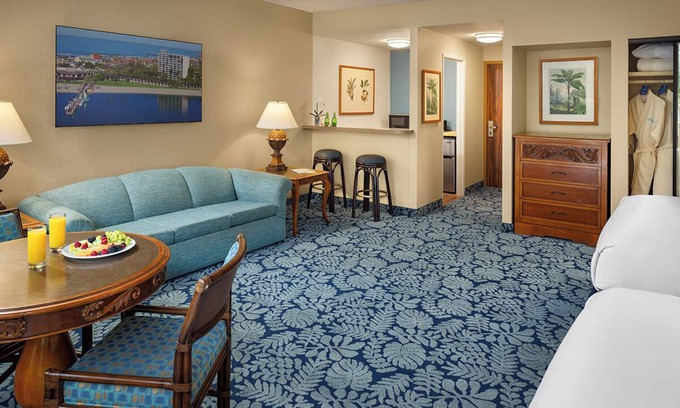 Crown Point Hotel | Bay View Studio Queens, Catamaran Resort, Pvt Beach, Spa, Near SeaWorld