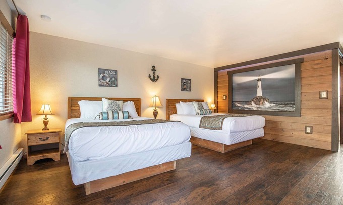 Ocean Shores Hotel | Bay Watch - 1 Bedroom Suite with 3 Queen Beds at Wanderlust Inn, Pet Friendly