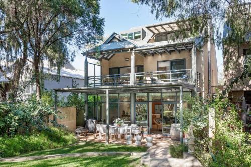 Broadwater House | Baydream Believer - Lush Beachfront Resort Escape