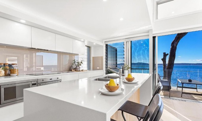 Corlette Apartment | Baydream on the Beach - With Breathtaking Water Views