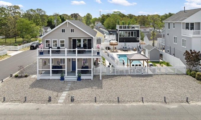 Villas House | Bayfront 6 bedroom 3 bath w/in-ground pool!