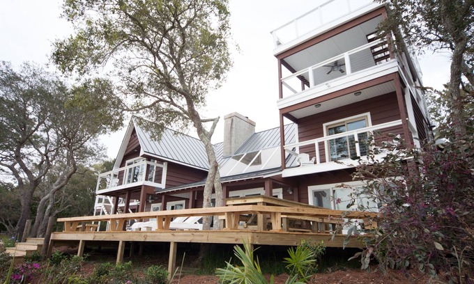 Gulf Breeze House | Bayfront Lodge-Beautiful & Unique East Bay Retreat