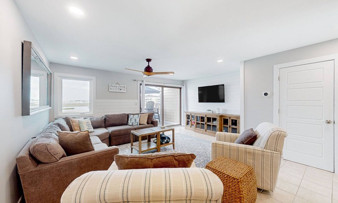 Heron Harbour Isle House | Bayfront townhome with 3 balconies, a shared pool & only 5 blocks to the beach