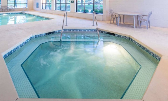 Quad Cities Hotel | Baymont by Wyndham Davenport
