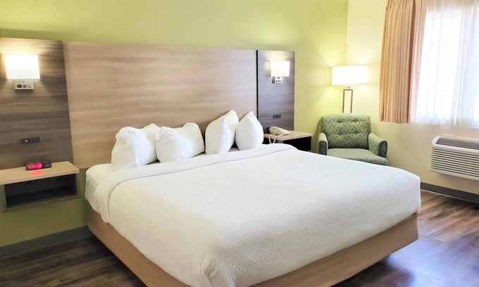 Southside Hotel | Baymont by Wyndham Santa Fe