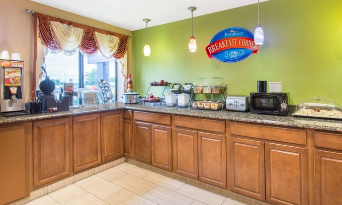 Waukesha Hotel | Baymont by Wyndham Waukesha