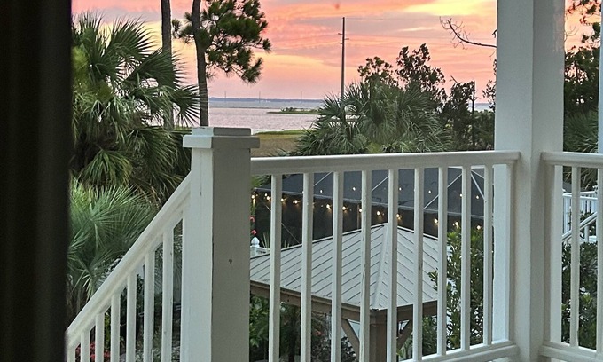 East End House | Bayside Oyster. 3 bedroom. 3 bath. 2 min. walk to beach. Stunning sunsets