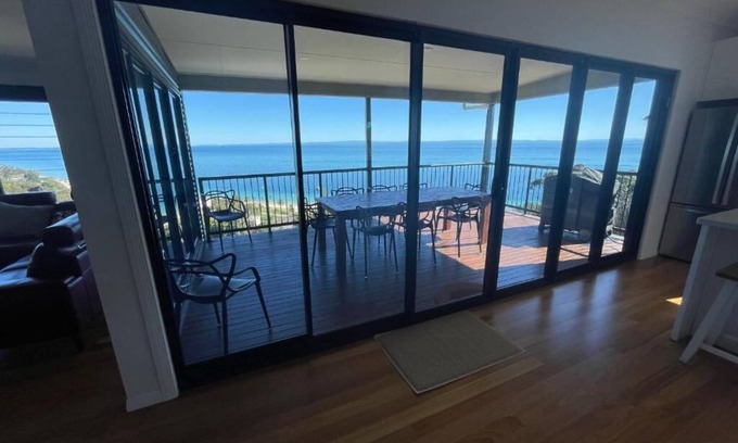 Brisbane Waterfront House | Bayview Breeze Moreton island
