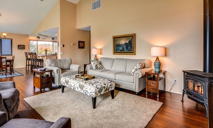 Coupeville House | Bayview getaway with WiFi, furnished deck, washer/dryer, & gas grill