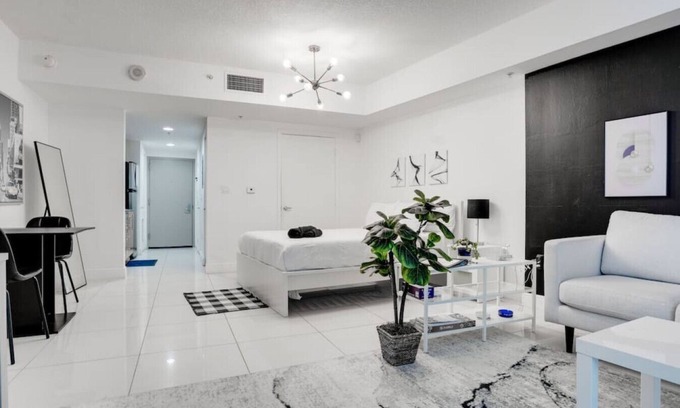 Edgewater Condo | Bayview Grand Studio Apt w/Private Balcony