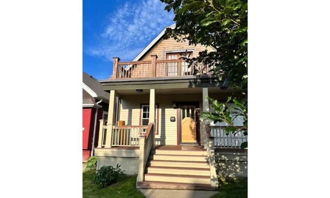 Bay View House | Bayview Jewel! 3 bdr, 2 bath powered by *Solar*