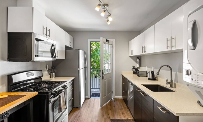 Buckhead Apartment | (BC2bH) Great Location, Peaceful Condo Near Peachtree Street