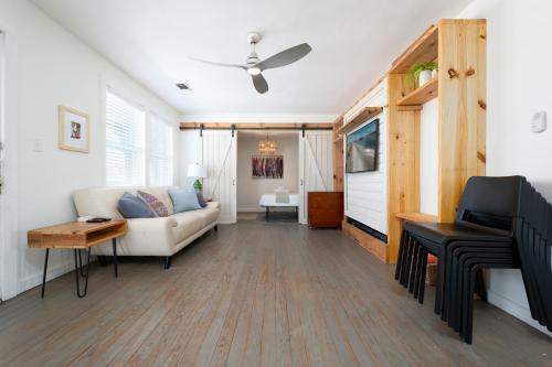 Jacksonville Beach Apartment | Be a Nomad - Charming bch cottage - 3 blks to bch