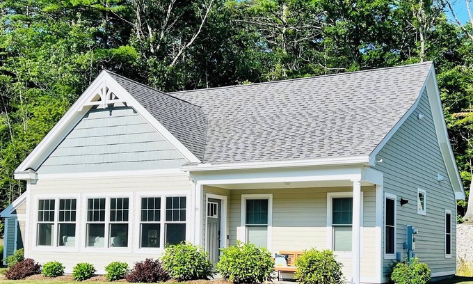 Arundel Cottage | Be close to all the Kennebunks offer!