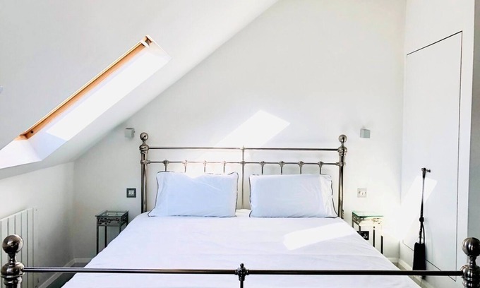 St. Helen's Apartment | Be In spired In London Capital City of DesignnStudio close by BBC Public Space