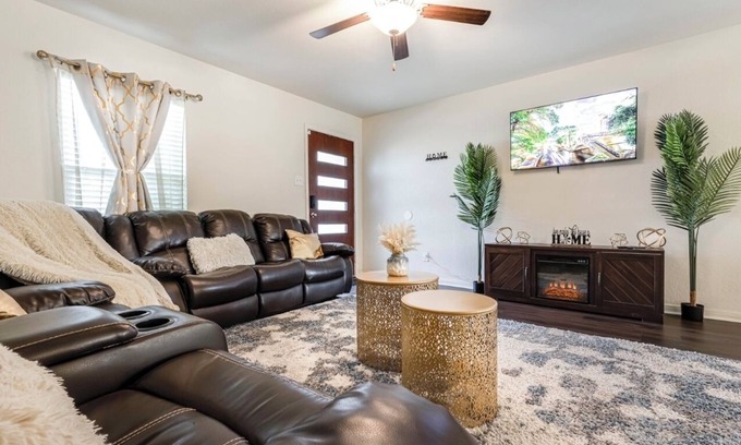 San Antonio House | Be our GUEST! Beautiful home for you to ENJOY!