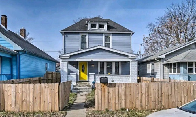 Indianapolis House | Be there or be Foutain Square.