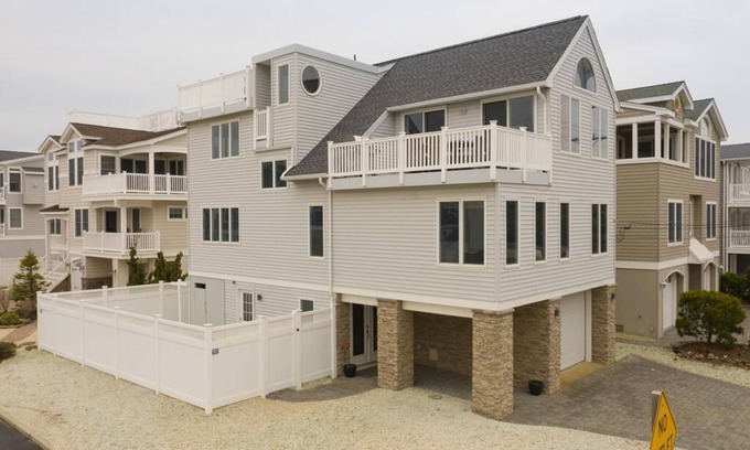 South Beach Haven House | Beach Badges. Private Yard. WIFI. Holgate Single Family Ocean Views. 50 steps to beach