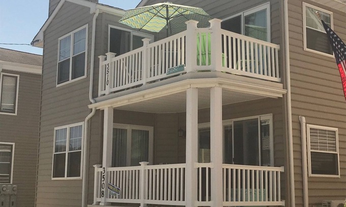South End House | Beach Block;Spacious 4BR/2 Bath, Short/Long Term Rentals Available Year round