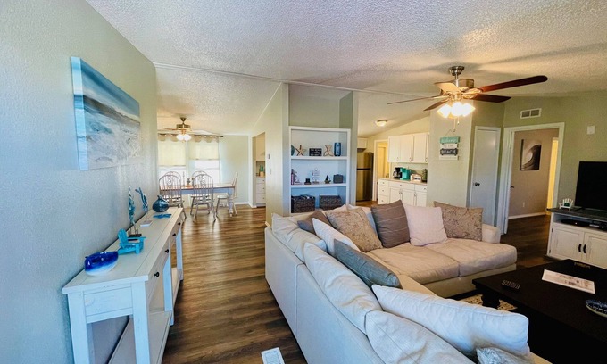 Mead House | "Beach Break" less than 10 minutes from Lake Texoma and Choctaw Casino
