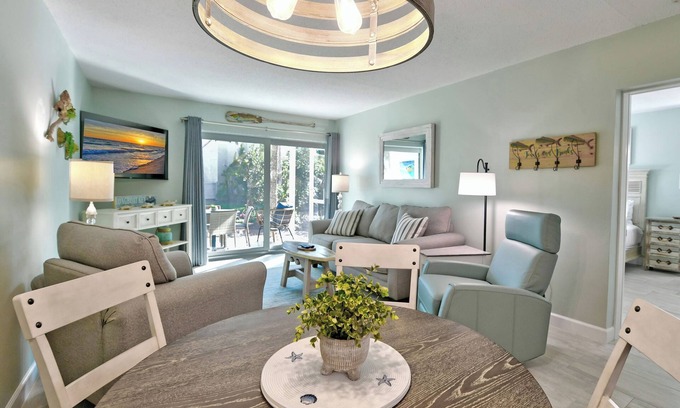 Whitney Beach Condo | Beach Castle Resort #23: 1 BR, 1 BA Hotel in Longboat Key, Sleeps 4